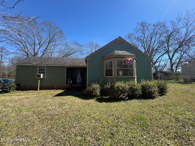 view of front facade featuring a front yard and cooling unit