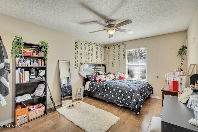 bedroom featuring ceiling fan and a textured ceiling