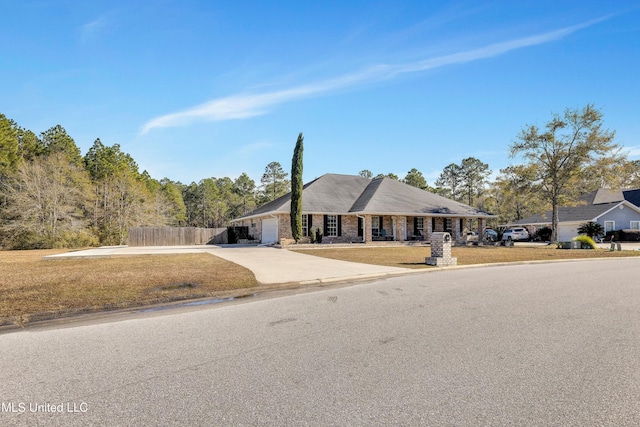 single story home with a front lawn