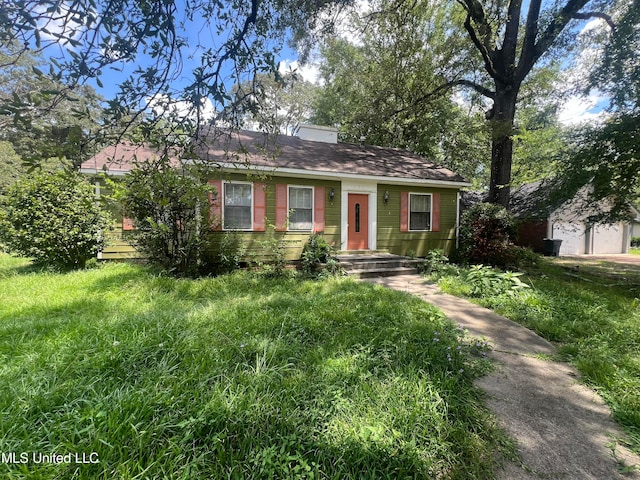 view of front of property featuring a front yard