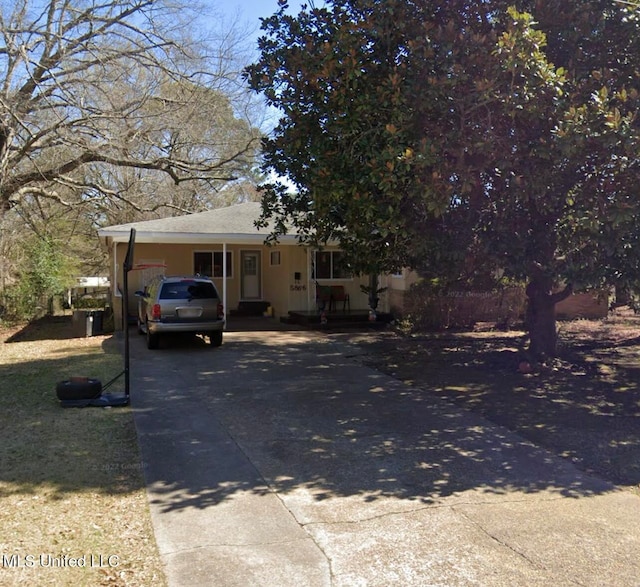 view of front of property featuring a carport