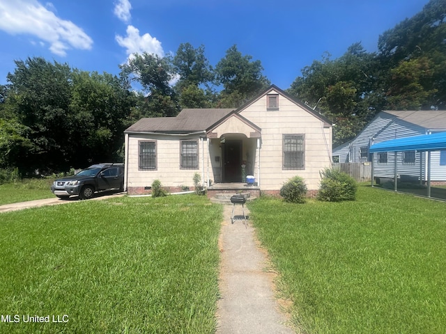 view of front of house featuring a front lawn