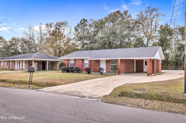 ranch-style house featuring a front lawn