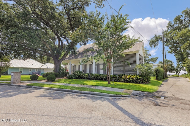 view of front facade featuring a front yard