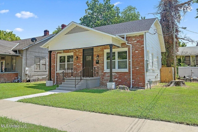1204 Jackson St, Vicksburg, MS 39183 - bungalow-style home featuring fence, a front lawn, and brick siding