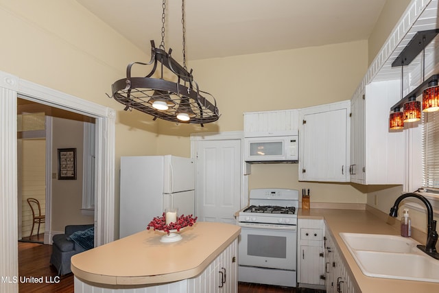 729 N Pearl St, Natchez, MS 39120 - kitchen featuring white appliances, a sink, light countertops, and a kitchen island