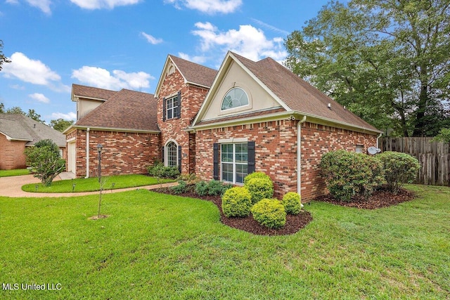 front facade featuring a front yard