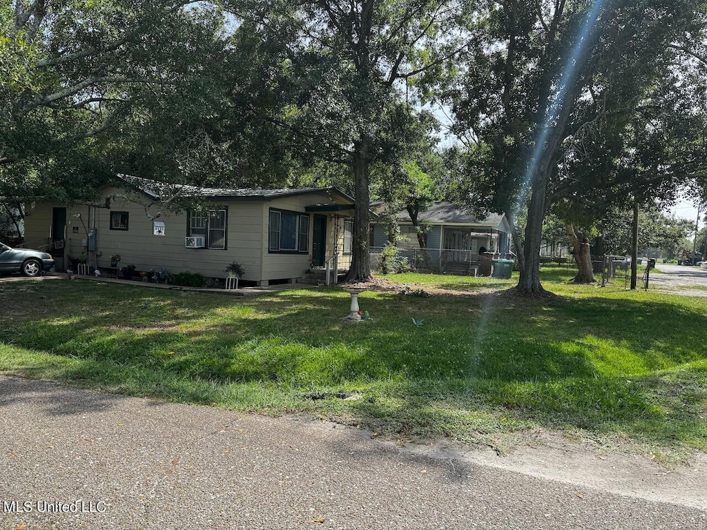 single story home featuring a front lawn