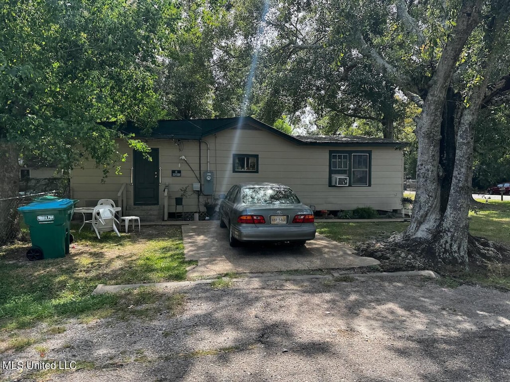 view of front of property