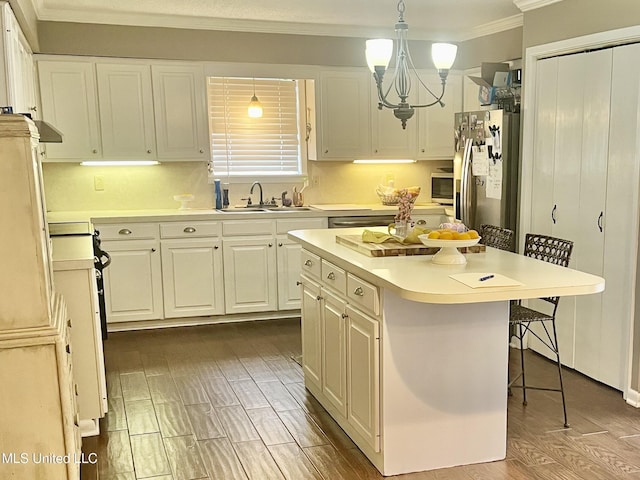 506 Holmes St, Belzoni, MS 39038 - kitchen featuring stainless steel appliances, a breakfast bar area, crown molding, and white cabinets