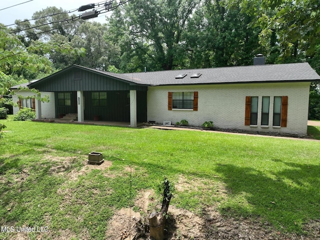 view of front of property featuring a front yard