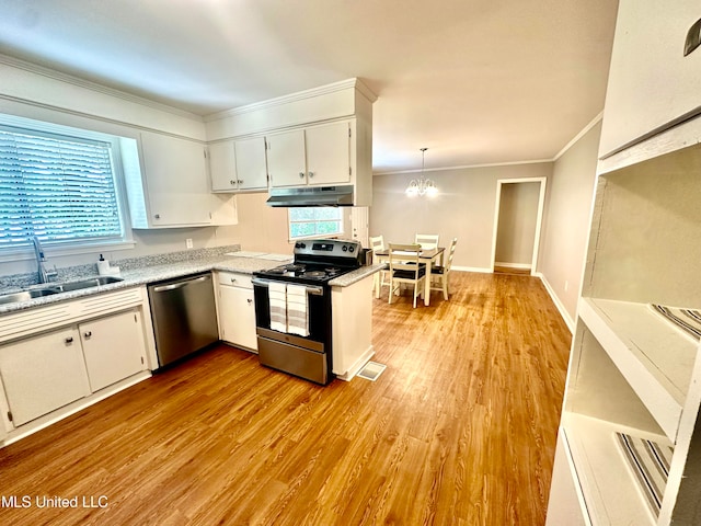 kitchen with stainless steel appliances, sink, pendant lighting, plenty of natural light, and white cabinetry