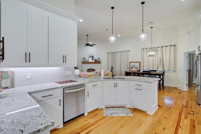 1622 Old Lake Rd, Brandon, MS 39042 - kitchen with appliances with stainless steel finishes, a sink, a peninsula, tasteful backsplash, and light wood-style floors