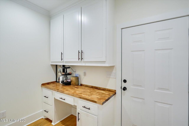 1622 Old Lake Rd, Brandon, MS 39042 - clothes washing area with light wood-style flooring, baseboards, and crown molding