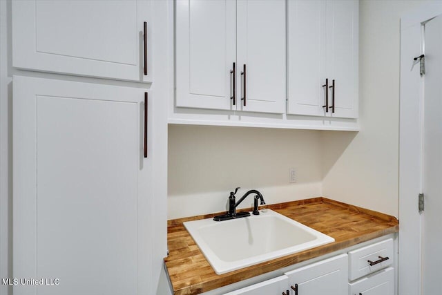 1622 Old Lake Rd, Brandon, MS 39042 - clothes washing area with a sink