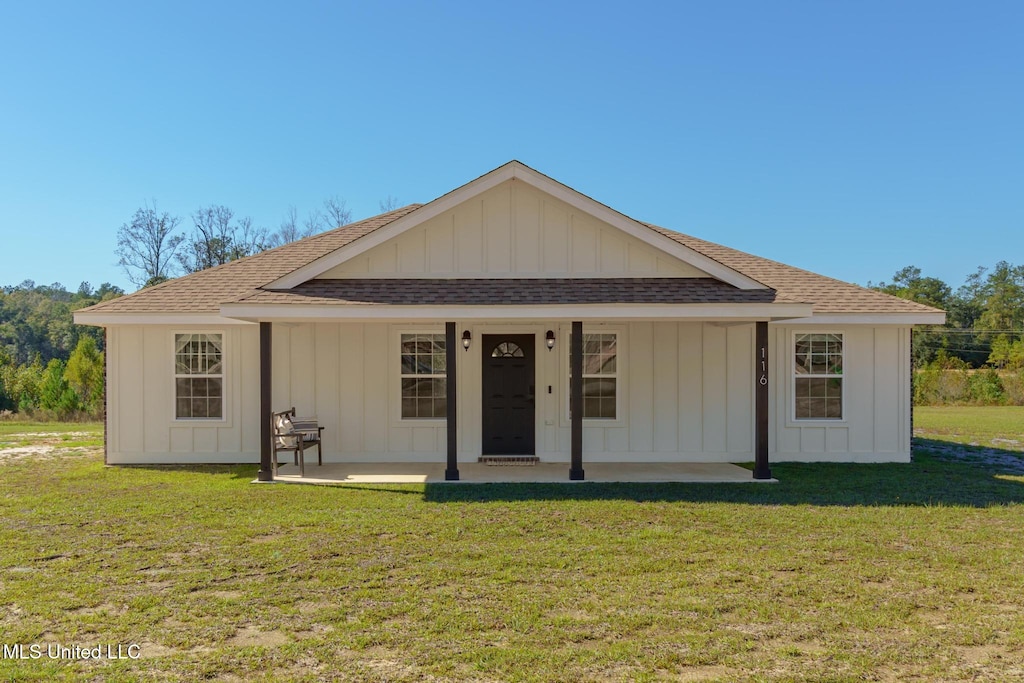 view of front facade with covered porch and a front lawn