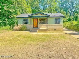 view of front of house with a front yard