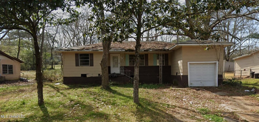 single story home featuring a front lawn and a garage