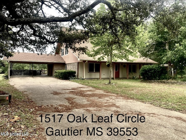 ranch-style home with driveway and a front yard