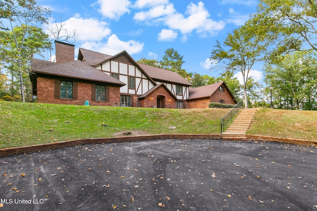 view of front of home featuring a front yard