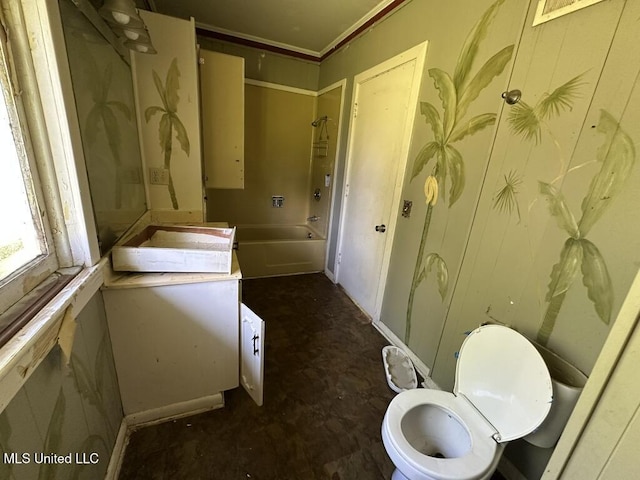 417 Boulevard St, Lexington, MS 39095 - full bath with toilet and crown molding