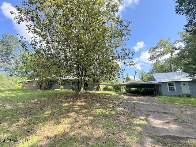 417 Boulevard St, Lexington, MS 39095 - view of front facade with an attached carport, asphalt driveway, and a front lawn