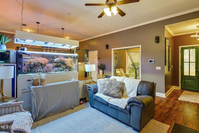 living room featuring wood finished floors, crown molding, a ceiling fan, and baseboards
