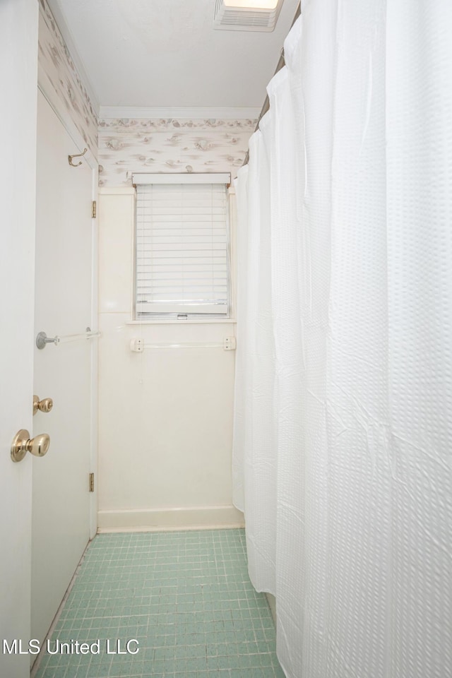 bathroom featuring crown molding