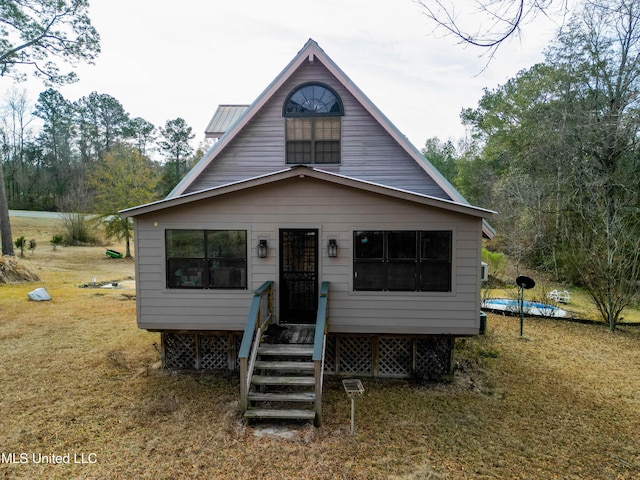 view of front of house with a front lawn