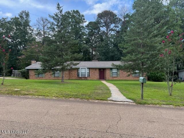 single story home with a front lawn