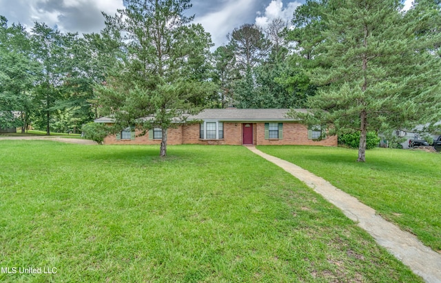 single story home with a front lawn