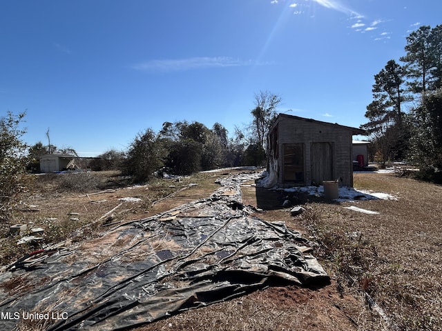 view of yard with a shed