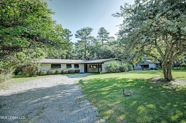 ranch-style home featuring a front lawn