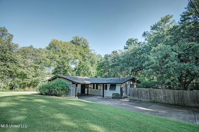 ranch-style home featuring a front yard