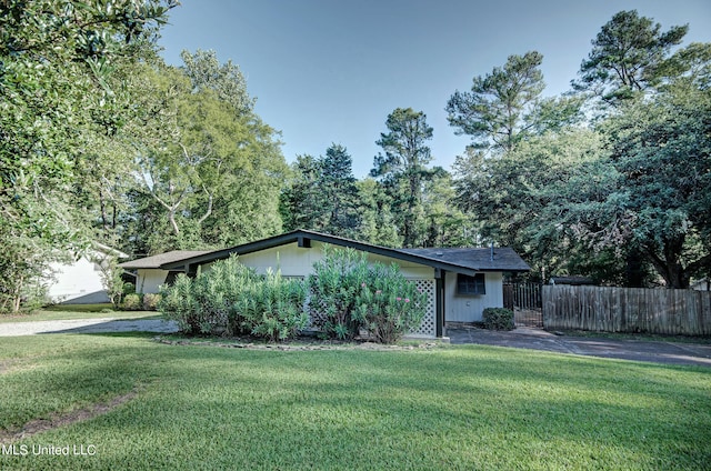 view of front facade featuring a front lawn