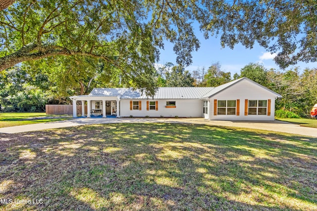 single story home featuring a front yard