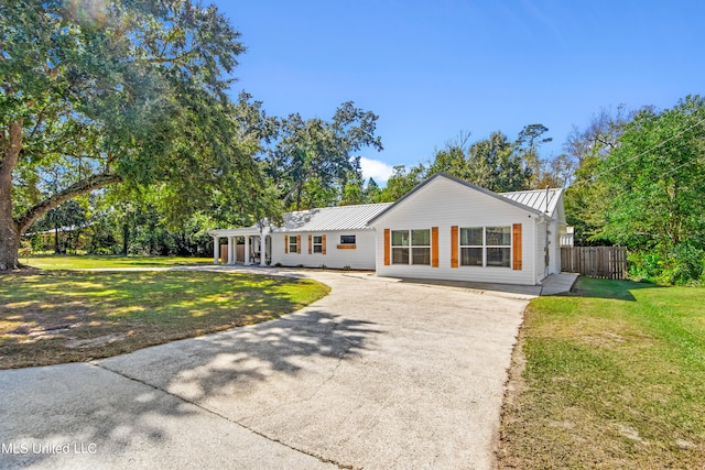 view of front facade featuring a front yard