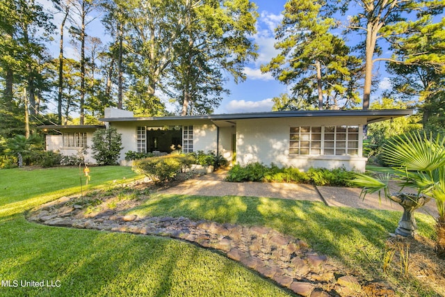 ranch-style home featuring a front lawn