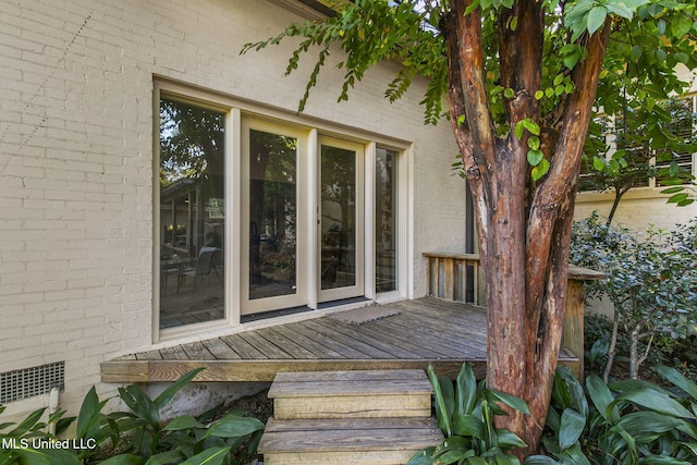 entrance to property featuring a wooden deck