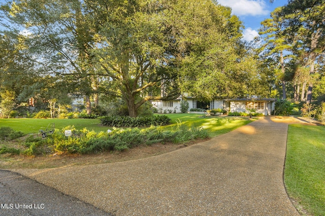 view of front facade featuring a front lawn