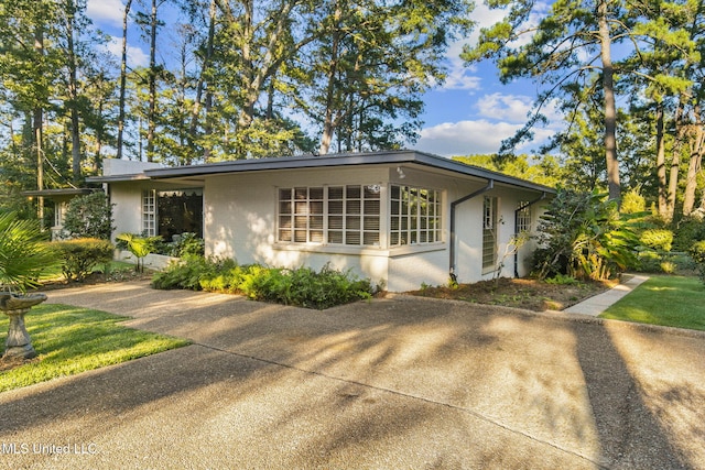 view of front of property featuring a front yard