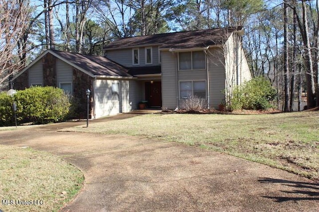 traditional-style home featuring driveway and a front yard