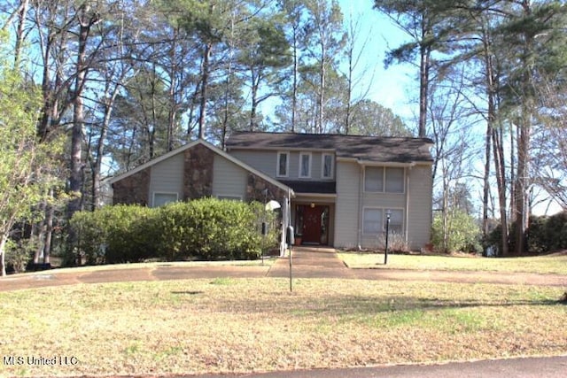 view of front facade with a front lawn