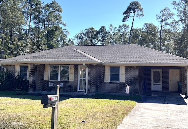 single story home featuring a front lawn