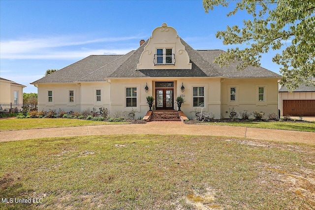 view of front of property featuring a front yard