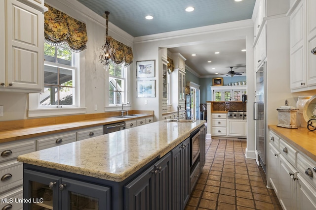 315 N St, Lexington, MS 39095 - kitchen with a sink, crown molding, a center island, and white cabinets