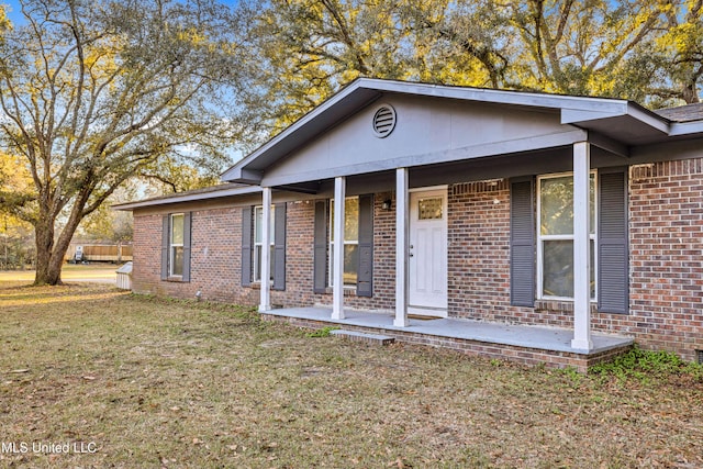 view of front of property featuring a front lawn and covered porch