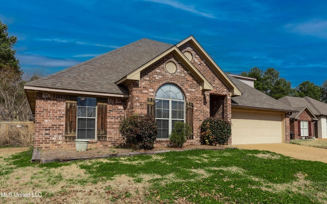 view of front of home featuring a garage and a front yard