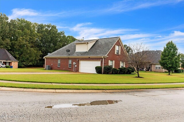 view of front facade with a front yard