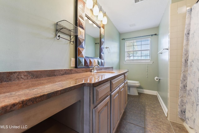 full bath featuring toilet, tile patterned floors, vanity, baseboards, and a shower with curtain